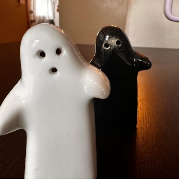Halloween black and white hugging ghost salt and pepper shaker - Picture 4 of 5